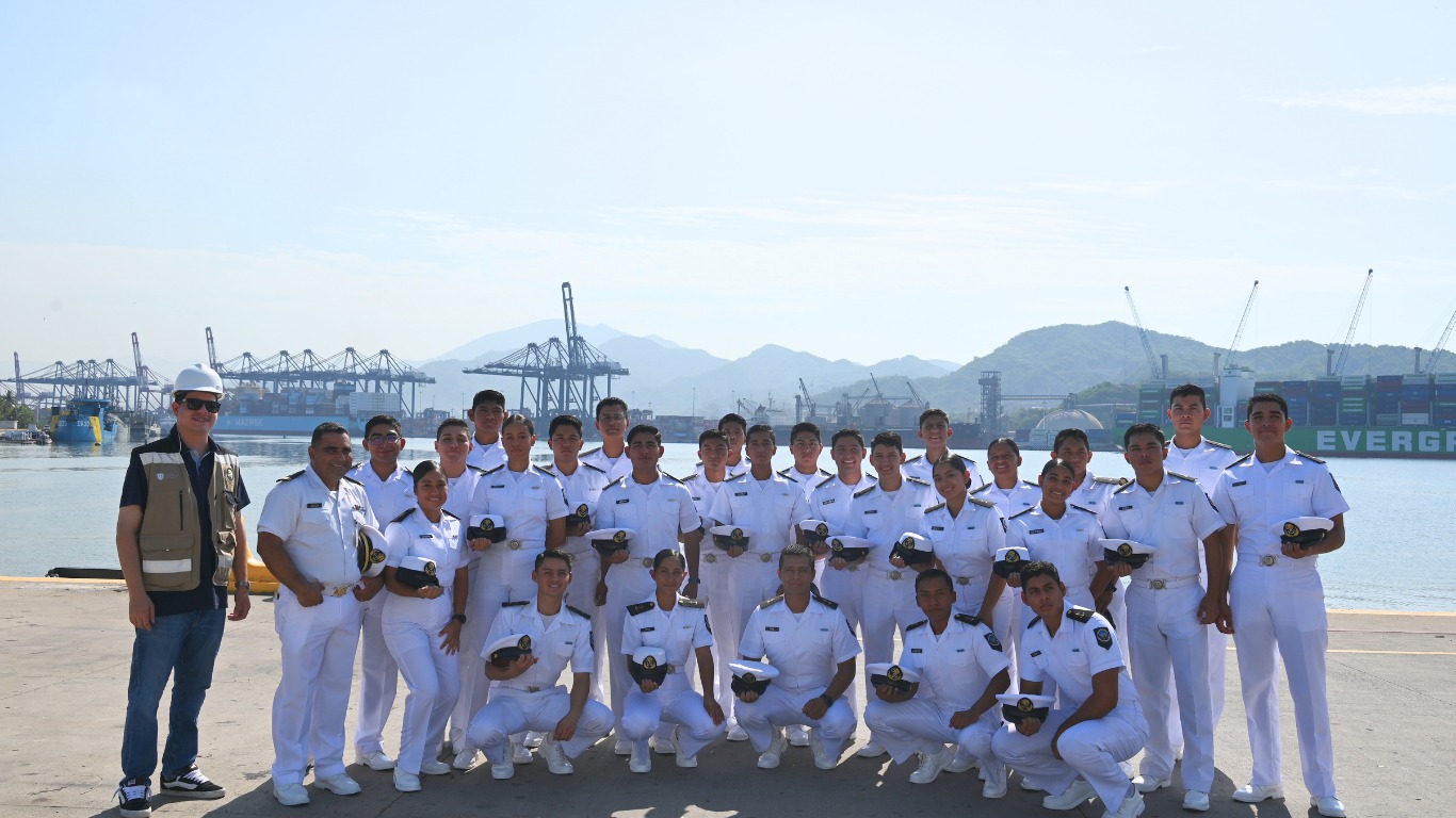 VISITAN EL PUERTO ALUMNOS DE LA ESCUELA DE MAQUINARIA NAVAL